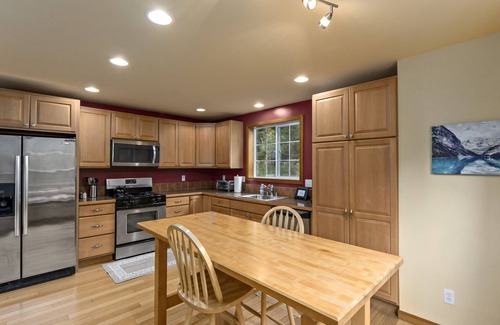 Warnick House | Luxury Glacier Home, covered hottub/King/EV/Wifi