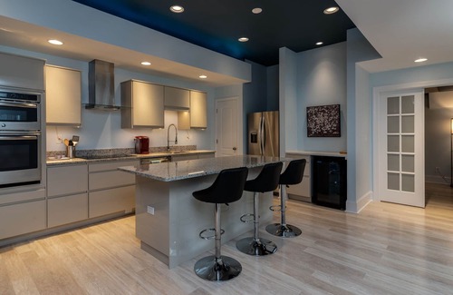 Myers Park Apartment | Luxury Guest Apt next to Uptown, Fine Dining, Greenway and Parks