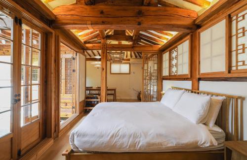 Gahoe-dong Villa | Luxury Hanok Stay Onyou