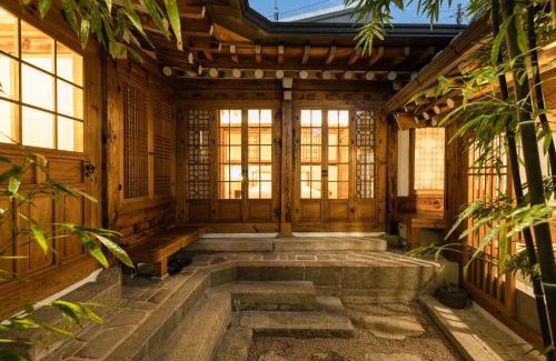 Gahoe-dong Villa | Luxury Hanok Stay Onyou