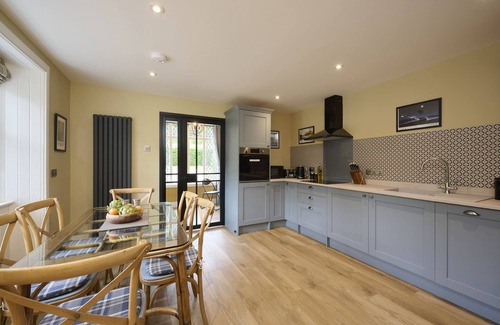 Lochend Cottage | Luxury Highland Garden Gem with Hot tub by Loch Ness
