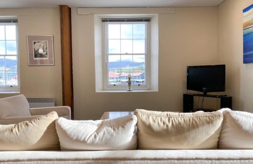 Sullivan's Cove Apartment | Luxury Hobart Waterfront Apartment with views!
