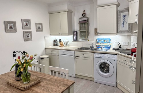 Ivybridge Apartment | Luxury holiday apartment 2 heated pools tennis court lake victorian gardens