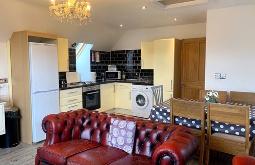 Louth Cottage | Luxury Holiday Home With Pool - Sleeps 13