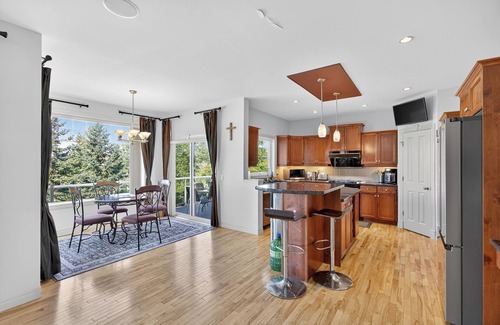 Panorama Hills House | Luxury Home, 5 BR, 10 Beds, Crib, Sleeps 12, Office room, Play room, 12m to YYC.