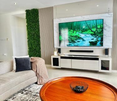 Dar es Salaam Apartment | Luxury home 75”TV, 5mins from City Center & Beach