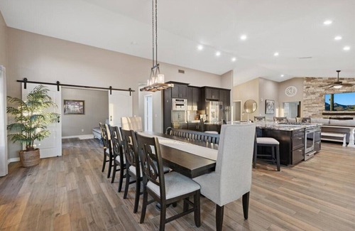 Glendale House | Luxury Home, Beautiful Neighborhood, Spacious for Family, with Pool/Spa.