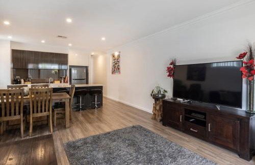Christies Beach House | Luxury home in Christies Beach with King Bed, NBN, Netflix, 3Bed 2Bath