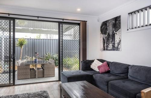 Christies Beach House | Luxury home in Christies Beach with King Bed, NBN, Netflix, 3Bed 2Bath