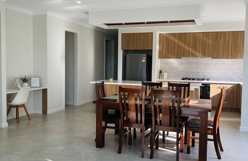 Melton South House | Luxury Home In Melton South- Free Parking And Wifi !