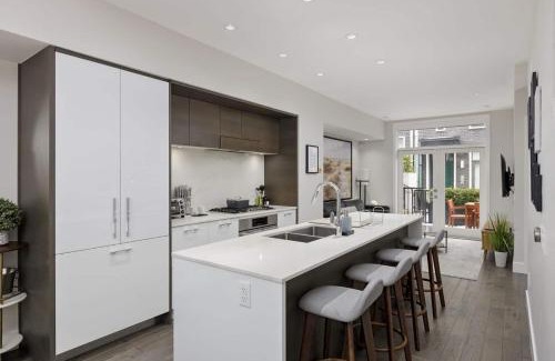 Marpole House | Luxury Home Near Dt And Yvr W 2 Indoor Parking