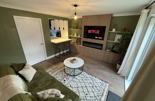 Cleethorpes House | Luxury Hot Tub 1 King Bed 1 Single Bed Private Parking 90sec walk to the beach