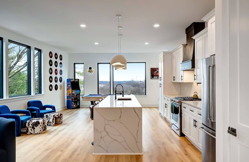 Hurwood Heights House | Luxury Hot tub Rooftop Deck Game Room Nashville
