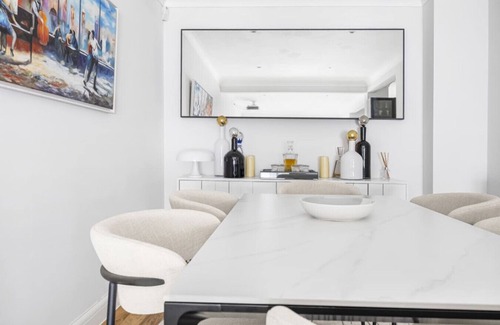 Brompton & Hans Town House | Luxury House with Home Gym | Behind V&A Museum