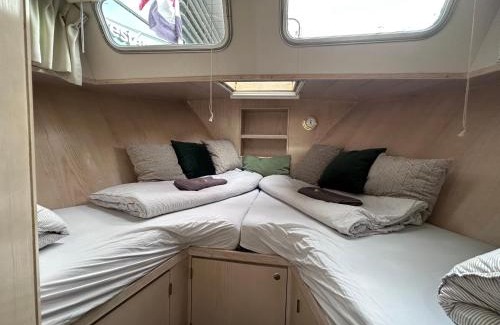 Haarlemmerbuurt Boat Rental | Luxury Houseboat