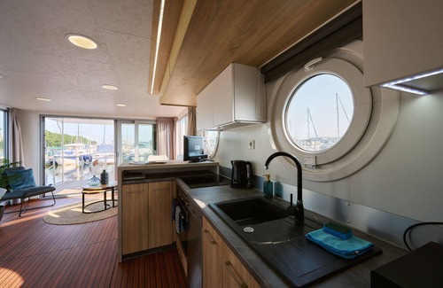 Dinteloord Boat Rental | Luxury Houseboat
