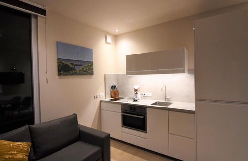 Heugum Boat Rental | Luxury houseboat with panoramic view. Beautiful location and close to the city of Maastricht.
