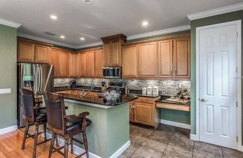 Courier City - Oscawana House | Luxury Hyde Park Townhome- WALK TO RESTAURANTS/BARS