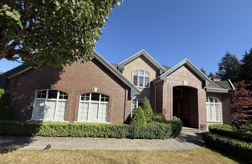 Westwood Plateau House | Luxury Italian-style House-Whole 850 sf Ground Floor-1 bed/1 bath/1 dining