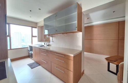 Ermita Night District Condo | Luxury King 4BR 3BA w/2 Balconies Bayview Pool Netflixn