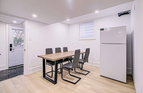 Scarborough House | Luxury lake & Ravine view 2 bed Suit (b) 2025 built
