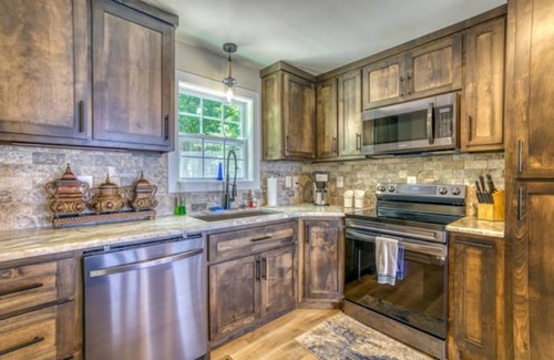 Muscle Shoals House | Luxury Lake Stay near RTJ Golf Course