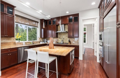Lakeland South House | Luxury Lake Waterfront Friendly Retreat