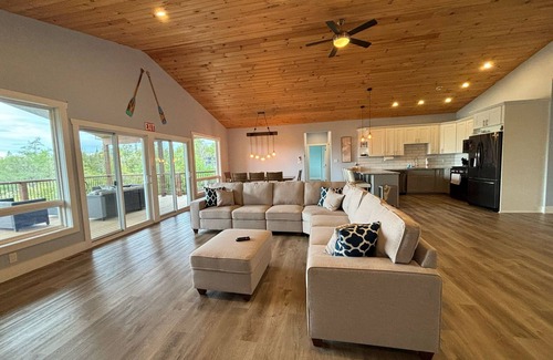 Stokes Bay Ski Chalet | Luxury Lakefront Escape w/Games Room