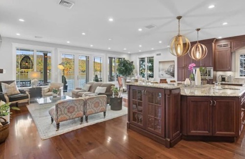 Frankford House | Luxury Lakefront Lodge with a Million Dollar View