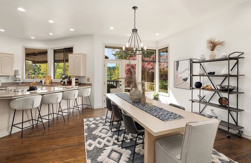 East Lake Hills House | Luxury Lakefront Retreat. #Bellevue #lakefront #vacation