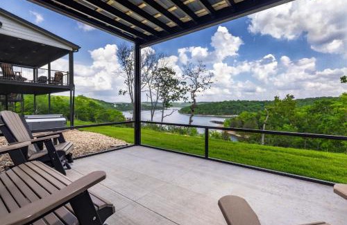 Kimberling City House | Luxury Lakefront Villa - FREE HUGE Pool/Hot Tub - MINI GOLF