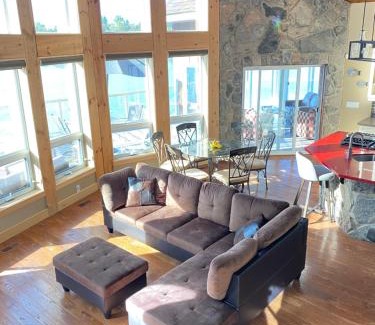 Kearney Ski Chalet | Luxury Lakeview Dream Cottage with Hot Tub