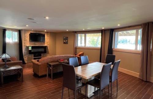 Kearney Ski Chalet | Luxury Lakeview Dream Cottage with Hot Tub