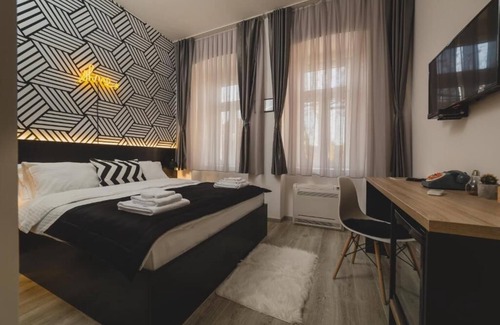 Downtown Hotel | Luxury Landing BB Studio Apartment with Balcony