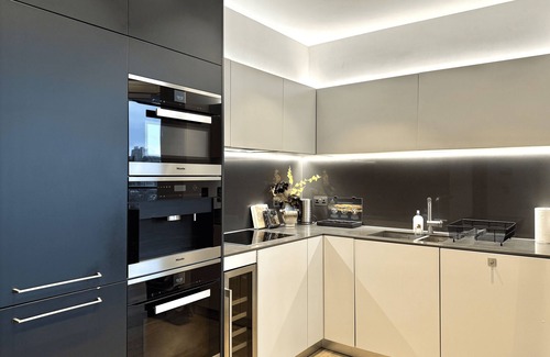 Riverside Apartment | Luxury Large Direct Views Tower Bridge and River Views Sleeps 8