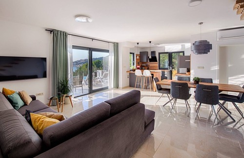 Zivogosce Villa | Luxury Leona villa near Makarska, heated pool