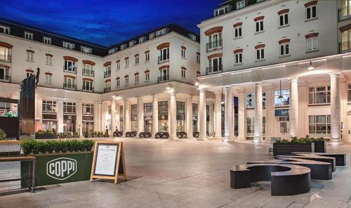 Cathedral Quarter Apartment | Luxury Living Cathedral Quarter Cafes Bars