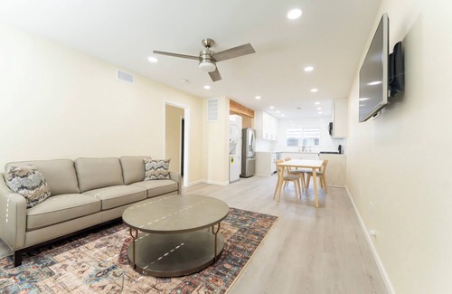 Downey Apartment | Luxury Living Redefined with a Charming 2-bedroom apartment in Downey