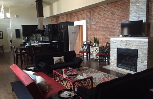 La Salle Apartment | Luxury Loft Near Starved Rock Park, Great Restaurants In Walking Distance