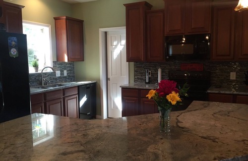 Henrico House | Luxury log home on main lake - pizza oven, fire pit, kayaks, SUP, pontoon