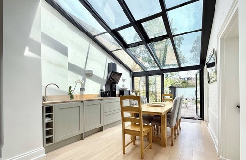 North Richmond Apartment | Luxury London 3 db/2 bath Apartment w Garden/Parking (child/pet friendly!)