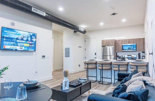 East Orange Apartment | Luxury Lookout: NYC view, 2BR+Free Parking, Sleeps 8, 20%Off