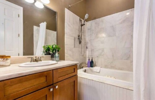 Lower Garden District House | Luxury Magazine St. Studio – Historic NOLA (New Orleans)