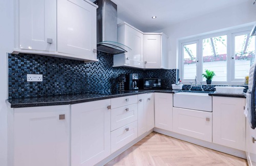 Salford House | Luxury Manchester Retreat Sleeps 11 Free Parking