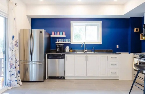 Niagara Falls House | Luxury Mansion-Walk To Clifton*Hot Tub*Game Centre
