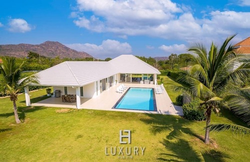 Sam Phraya Villa | Luxury Modern 4 Bedroom Pool Villa (PH111)