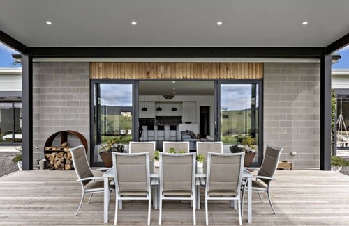Greendale House | Luxury Modern Farm stay with Country Living