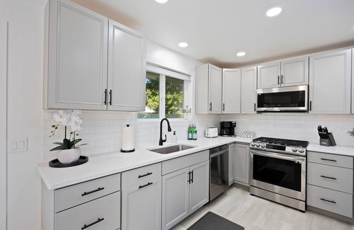 Burley House | Luxury Modern Space A 2-bedroom townhome in Burley with all the amenities.