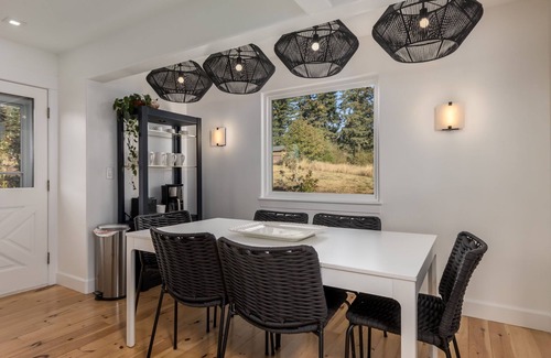 Silverton House | LUXURY MODERN Storybook TUDOR ● HOT TUB ● By Silver Falls Park ● 20 acres ● View