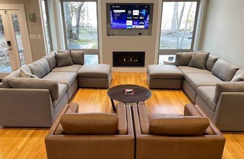 Mount Holly House | Luxury Modern Waterfront Retreat